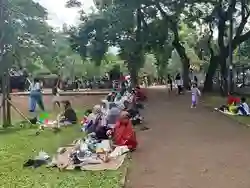 Warga Memboyong Keluarga untuk Piknik Santai di Tebet Eco Park Karena Harganya Murah dan Suasananya Adem